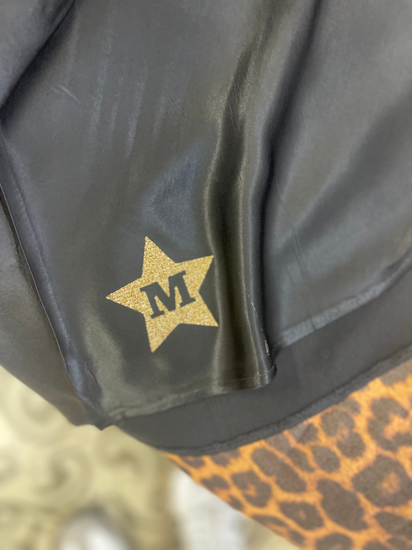 FALDA SATINADA NEGRA GOLDEN STAR